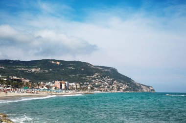 Güzel doğal manzara sahil ve mavi deniz doku ön planda. Pietra Ligure, Liguria, Genova bölge, İtalyan Rivierası