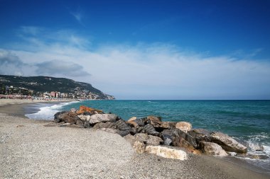 Güzel doğal manzara sahil ve mavi deniz doku ön planda. Pietra Ligure, Liguria, Genova bölge, İtalyan Rivierası