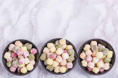 Taze gnocchi kopya alanı ile yukarıdan izlendi. Taze ev yapımı patates, ıspanak ve pancar köfte yemek için hazır. Vegan Italyan Mutfagi.
