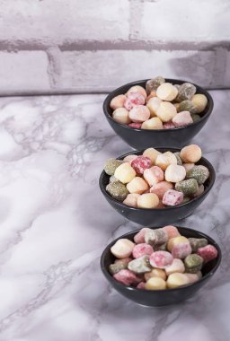 Taze gnocchi kopya alanı ile yukarıdan izlendi. Taze ev yapımı patates, ıspanak ve pancar köfte yemek için hazır. Vegan Italyan Mutfagi.