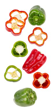 Dilimlenmiş düşen ve beyaz arka plan üzerinde izole bütün tatlı biber