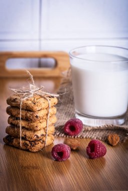 Raspbarry ve sağlıklı snac bir bardak sütle yulaf ezmeli kurabiye