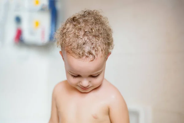 Söt två-årig pojke att ta ett avkopplande bad med skum — Stockfoto