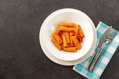 İtalyan Amatriciana makarna salça ve Füme pastırma ile ilk tabak olarak görev yaptı. İtalyan mutfağı kavramı. Seçici odak.
