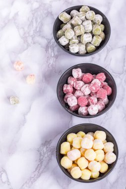 Taze gnocchi kopya alanı ile yukarıdan izlendi. Taze ev yapımı patates, ıspanak ve pancar köfte yemek için hazır. Vegan Italyan Mutfagi.