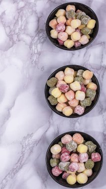 Taze gnocchi kopya alanı ile yukarıdan izlendi. Taze ev yapımı patates, ıspanak ve pancar köfte yemek için hazır. Vegan Italyan Mutfagi.