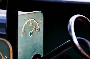 Eğlence parkında sallanan makine. Yatay fotoğraf. Çocuk eğlence kavramı.