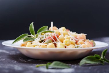 Klasik İtalyan ile öğle yemeği Gnocchi ile adaçayı, tereyağı ve Parmesa