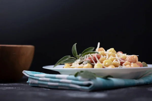 Almoço italiano clássico com nhoque com sálvia, manteiga e Parmesa — Fotografia de Stock