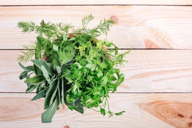 Taze ot çeşitli Ahşap Kase masada bırakır 