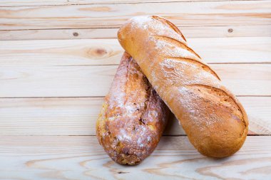 Rustik ahşap kahverengi masa üzerinde nefis Fransız ekmeği somun. Ekmek ve unlu. Sağlık ve beslenme kavramı