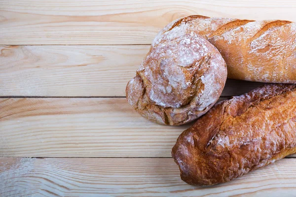 Rustik ahşap kahverengi masa üzerinde nefis Fransız ekmeği somun. Ekmek ve unlu. Sağlık ve beslenme kavramı