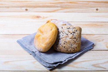 Rustik ahşap kahverengi masa üzerinde nefis Fransız ekmeği somun. Ekmek ve unlu. Sağlık ve beslenme kavramı