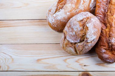 Rustik ahşap kahverengi masa üzerinde nefis Fransız ekmeği somun. Ekmek ve unlu. Sağlık ve beslenme kavramı