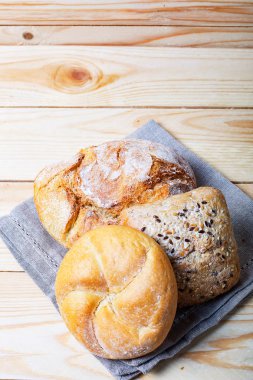Rustik ahşap kahverengi masa üzerinde nefis Fransız ekmeği somun. Ekmek ve unlu. Sağlık ve beslenme kavramı