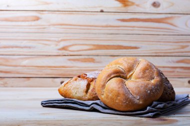 Rustik ahşap kahverengi masa üzerinde nefis Fransız ekmeği somun. Ekmek ve unlu. Sağlık ve beslenme kavramı