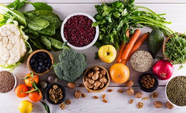 Sağlıklı gıda temizlik yemek: meyve, sebze, tohum, superfood, tahıllar, yaprak sebze kopya alanı, üstten görünüm siyah ahşap zemin üzerine.