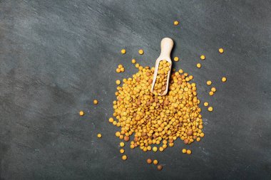 Balck taş zemin üzerine Ham mercimek. Sağlıklı vejetaryen gıda kavramı. Superfoods. Görünümü en çok, uzay kopyalayın. Mercimek karmaşık karbonhidrat açısından zengin lif, protein ve yapmak mükemmel et alternatif yüksek.