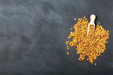 Balck taş zemin üzerine Ham mercimek. Sağlıklı vejetaryen gıda kavramı. Superfoods. Görünümü en çok, uzay kopyalayın. Mercimek karmaşık karbonhidrat açısından zengin lif, protein ve yapmak mükemmel et alternatif yüksek.