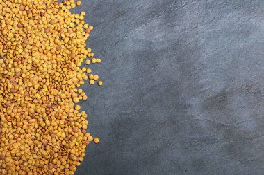 Balck taş zemin üzerine Ham mercimek. Sağlıklı vejetaryen gıda kavramı. Superfoods. Görünümü en çok, uzay kopyalayın. Mercimek karmaşık karbonhidrat açısından zengin lif, protein ve yapmak mükemmel et alternatif yüksek.