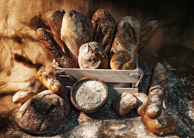 Rustik ahşap kahverengi masa üzerinde nefis Fransız ekmeği somun. Ekmek ve unlu. Sağlık ve beslenme kavramı