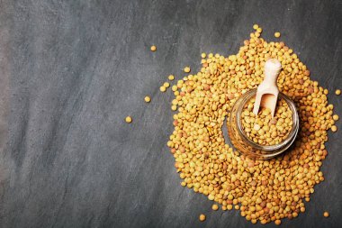 Balck taş zemin üzerine Ham mercimek. Sağlıklı vejetaryen gıda kavramı. Superfoods. Görünümü en çok, uzay kopyalayın. Mercimek karmaşık karbonhidrat açısından zengin lif, protein ve yapmak mükemmel et alternatif yüksek.