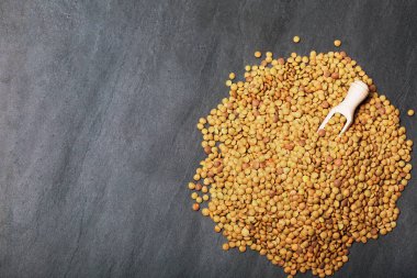 Balck taş zemin üzerine Ham mercimek. Sağlıklı vejetaryen gıda kavramı. Superfoods. Görünümü en çok, uzay kopyalayın. Mercimek karmaşık karbonhidrat açısından zengin lif, protein ve yapmak mükemmel et alternatif yüksek.