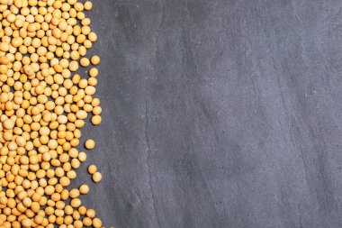 Kopya alanı metni siyah arduvaz zemin üzerine soya fasulyesi. Temiz yemek kavramı.