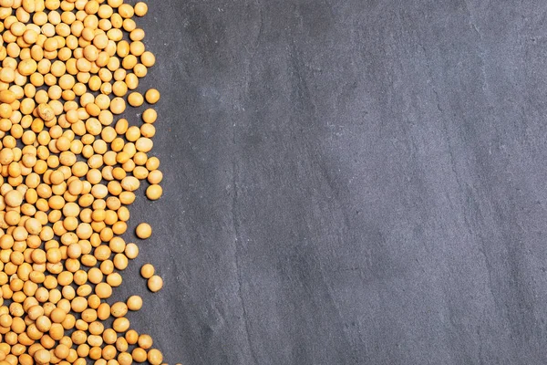 Kopya alanı metni siyah arduvaz zemin üzerine soya fasulyesi. Temiz yemek kavramı.