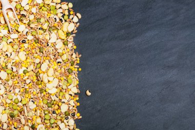 Sebze çorbası ve karışık kuru tahıl. Organik Tarım. Sağlıklı ve temizlik gıda. Metin için yer kopyalayın. 