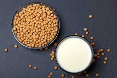 Soya sütü, vejetaryen veya laktoza duyarlı bireyler tarafından süt sütü yerine kullanılabilir. Sağlıklı yiyecekler temiz yiyecekler. Metin için alanı kopyala. 