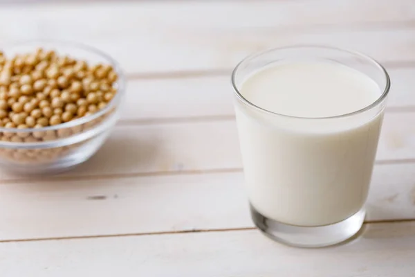 豆乳は ビーガンまたは乳糖不耐症の個人による乳製品の代用として使用することができます 健康食品きれいな食事 テキストのコピースペース — ストック写真