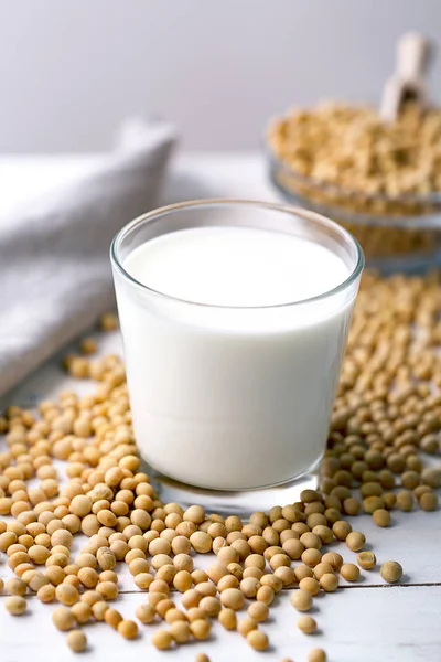 素食或乳糖不耐受的人可以用豆奶代替乳奶 健康的食物清洁饮食 文本的复制空间 — 图库照片