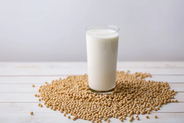 豆乳は ビーガンまたは乳糖不耐症の個人による乳製品の代用として使用することができます 健康食品きれいな食事 テキストのコピースペース — ストック写真
