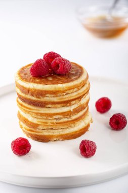 Amerikan tatlı ev yapımı yığın krep veya ahududu meyve ve tatlım, Kahvaltı, seçici odak için lezzetli tatlı börek.