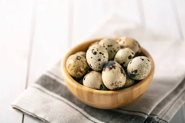 Taze Çiğ Bıldırcın Yumurta Bir Kase Beyaz Ahşap Arka Planda — Stok fotoğraf