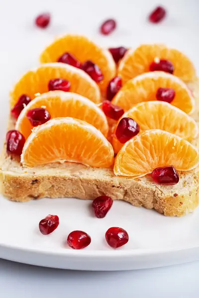 Sandwich Pomegranate Grains Tangerines White Background Raw Food Healthy Food — Stock Photo, Image