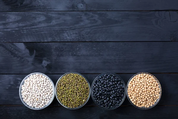 生绿豆 黑豆和大豆在玻璃碗中的黑木背景顶部视图 空间为文字 素食蛋白的来源 超级食品和健康食品清洁饮食 — 图库照片