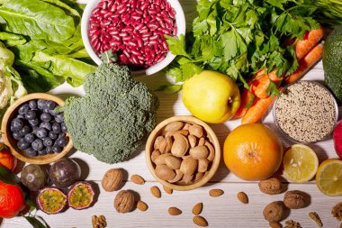 Sağlıklı gıda temizlik yemek: meyve, sebze, tohum, superfood, tahıllar, yaprak sebze kopya alanı, üstten görünüm siyah ahşap zemin üzerine.