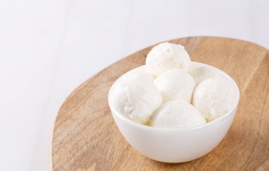 Mozzarella peynir beyaz zemin üzerine seramik plaka. Üstten Görünüm. Yat. yumuşak odak.