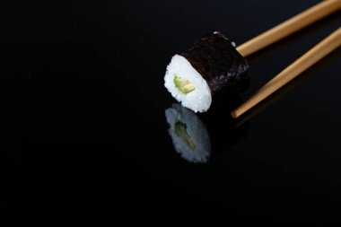 Japon Suşi kopya alanı metin için siyah zemin üzerine. Yumuşak odak. Asya cousine.