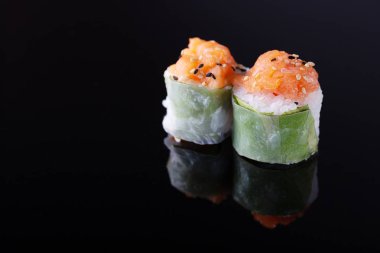 Japon Suşi kopya alanı metin için siyah zemin üzerine. Yumuşak odak. Asya cousine.