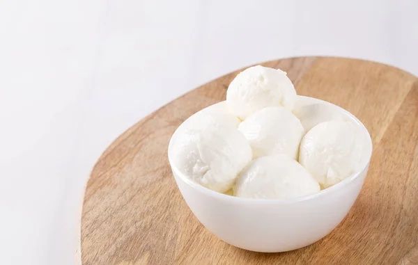 Mozzarella Käse Keramikteller Auf Weißem Hintergrund Ansicht Von Oben Lag — Stockfoto