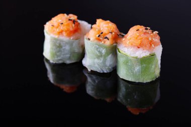 Japon Suşi kopya alanı metin için siyah zemin üzerine. Yumuşak odak. Asya cousine.