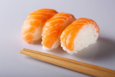 Japon suşi kopya alanı metin için beyaz zemin üzerine. Yumuşak odak. Asya cousine.