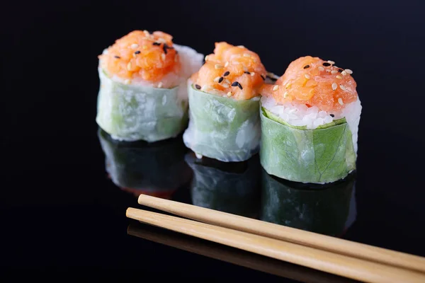 Japonské Sushi Černém Pozadí Kopií Prostoru Pro Text Měkké Zaostření — Stock fotografie