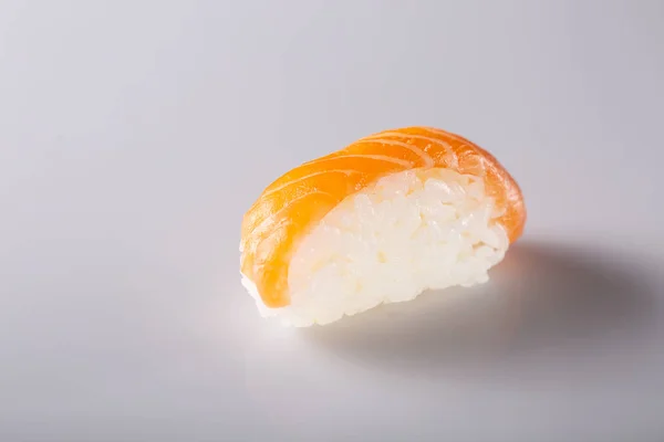 コピーのテキストのための領域の白い背景の上の日本の寿司 ソフト フォーカス アジア料理 — ストック写真