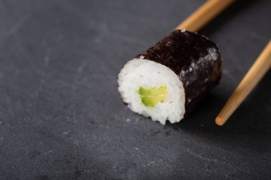 Japon Suşi kopya alanı metin için siyah zemin üzerine. Yumuşak odak. Asya cousine.