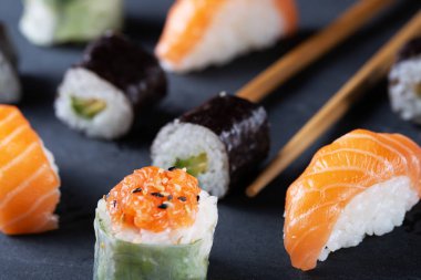 Taze deniz ürünleri suşi yemek darck arka plan üzerinde