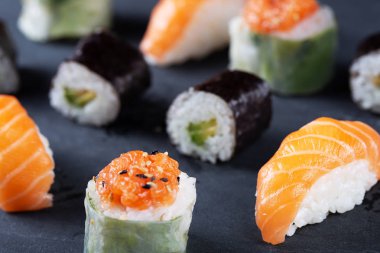 Taze deniz ürünleri suşi yemek darck arka plan üzerinde